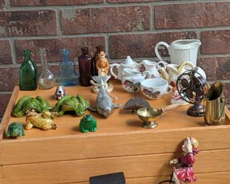 Mixed lot of antique and vintage miniatures