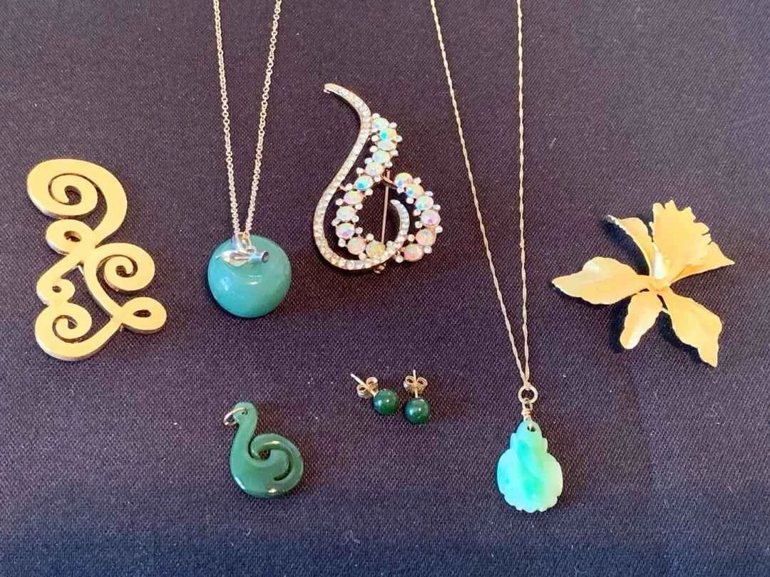 CL186VJade, Gold  Vintage Jewelry 