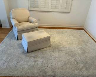 CL105Ethan Allen Swivel Chair, Ottoman Plus Rug