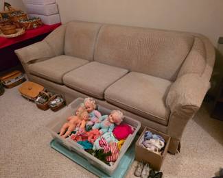 Gorgeous Broyhill hide a way sofa bed. Excellent condition!
