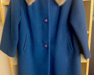 Beautiful wool coat with mink collar