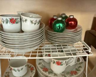 Trisa 1693 Poinsettia & Holly China Set