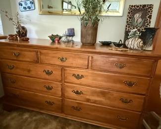 Ethan Allen Heirloom Nutmeg Maple 9-Drawer Dresser