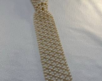 Faux Pearl Tie Necklace Style