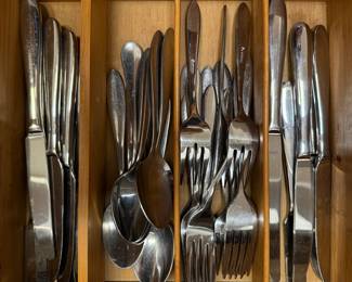 Oneida Stainless Steel Flatware Set