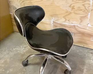 Ikonna Manicure Stool