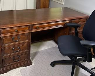 Shenandoah Valley Furniture Executive Desk with Chair