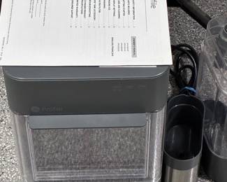 Almost new Opal 2.0 Ice Maker with accessories