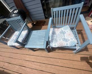 Winawood Sandwick love seat with table