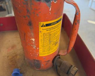Heavy duty bottle Jack.