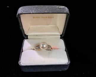 Beautiful White Gold Pearl Ring