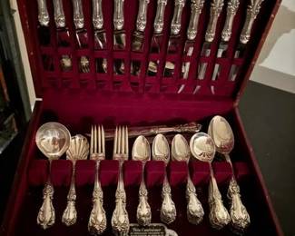 1940s Reed & Barton silverware “Burgundy” pattern, 43 pieces, sterling weight 2,107 grams (estimated stainless steel and knives’ handle fill weights have been deducted from total weight)