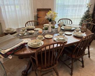 ***Available for pre sale*** Diningroom table w/ 6 chairs and leaf $275