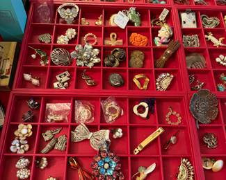 Many nice pieces of fashion jewelry