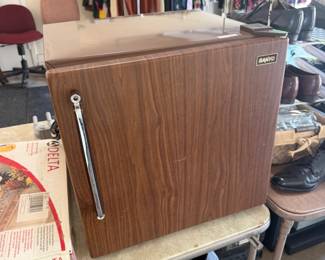 Small refrigerator 
