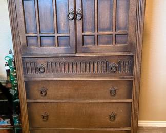 $ 88 -  Vintage dresser / gentlemans chest 