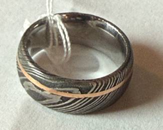 Damascus steel wedding band / ring with rose Gold inlay 