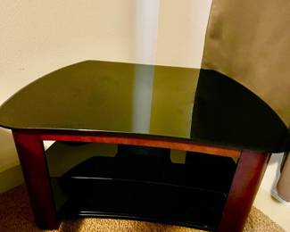 Very nice Corner table $10