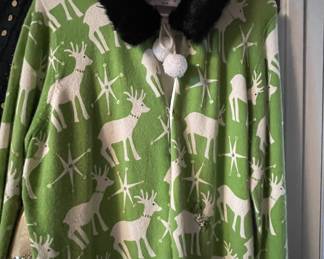 Vintage sweater w/faux fur collar