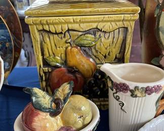 Cookie jar, sugar & creamer