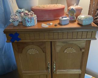 Jewelry cabinet