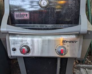 Weber grill - needs rehabilitation (priced accordingly)