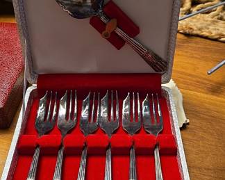 Yeoman Plate England Cake Server and Pastry Forks Set