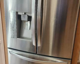 LG Refrigerator/Freezer (24 cu ft)
