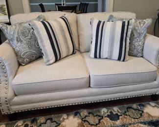 Like-new loveseat Aprox 70in long