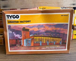 TYCO HO Scale Lighted Factory #940-700