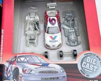 Mark Martin #6 Valvoline Ford Taurus 1:64 Die Cast Model Kit - NASCAR 2000 Racing Champions