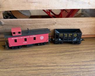 Denver & Rio Grande Western Caboose and Coal Car Model Train