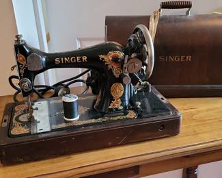 Singer Model 128 "La Vencedora" Sewing Machine