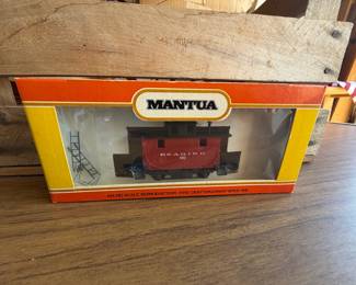 Vintage Mantua Reading 102 HO Scale Bobber Caboose