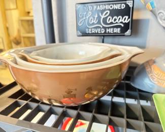 Pyrex Americana mixing bowl set, complete in great condition