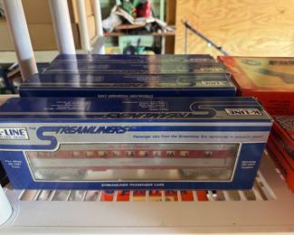 Streamlines train cars 