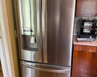 Kenmore Elite Frigerator with ice maker & water dispenser