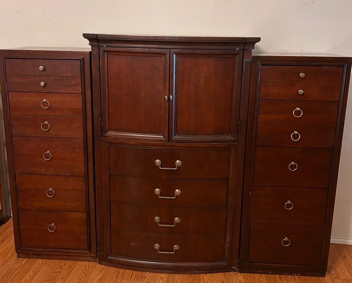 BROYHILL UNIQUE 3 PIECE DRESSER