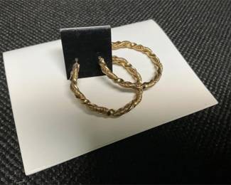 gold tone hoop earrings 