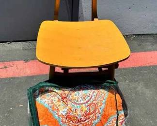 15CT122Modern Chair With Large Blanket