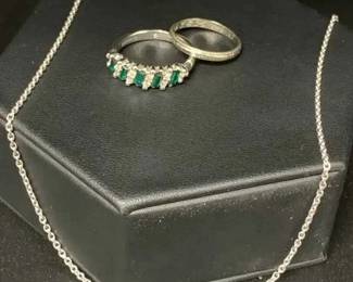 15CT123V14 K Ring With Green Stones, Chain  Band 