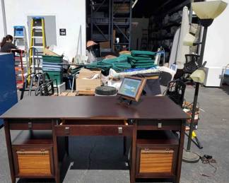 15CT732Thomasville Executive Desk, Torchiere Lamp And More 