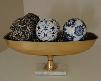 Pedestal bowl with glass balls