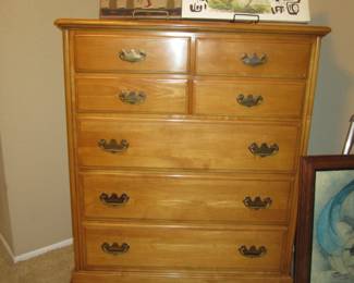 Vintage Maple Dresser (ex. cond.)