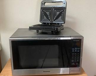 Panasonic Microwave with Salton Snack N Sandwich Maker