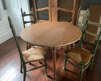 kitchen table with 4 chairs includes 2 leaves for extention