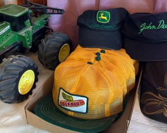 John Deere Items / Farm / Tractor / DEKALB