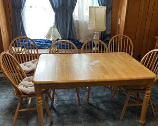 1986 Ashley expandable dining room table with six chairs. 