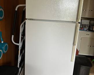 Whirlpool refrigerator , 18 cubic feet. 