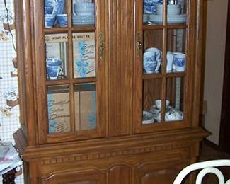 China cabinet w / 96 pcs. Wedgewood and 78 pcs. Salem China